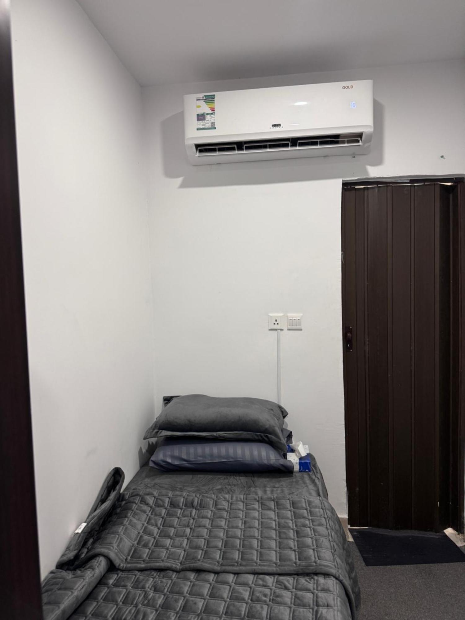 غرفة هادئة بالقرب من المطار Apartment *